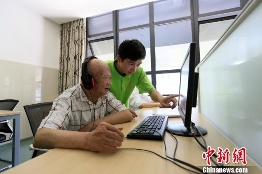 图为老年人在社工帮助下学习电脑知识。重庆市民政局供图