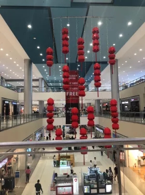 菲律宾的购物商场挂上了灯笼庆祝中国新年。(作者供图)