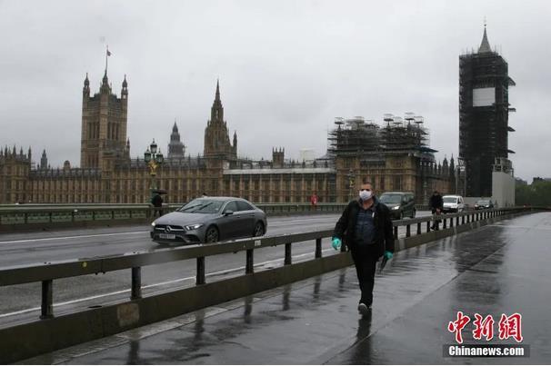 资料图：图为英国议会大厦前道路上行车稀疏，人迹寥寥。中新社记者 张平 摄