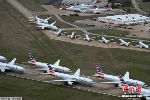 　为应对新型冠状病毒的传播，航班减少，在美国俄克拉荷马州塔尔萨的塔尔萨国际机场的跑道上停满了飞机。