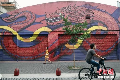 　资料图：布宜诺斯艾利斯“唐人街”上一家涂有巨龙图案的店铺。中新社记者 盛佳鹏 摄