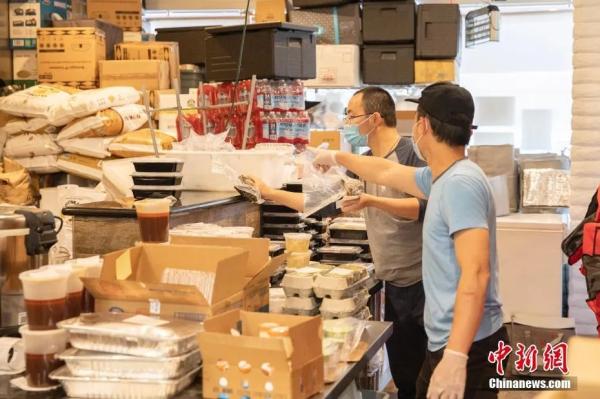 资料图：在美国旧金山，华人餐饮业者明方全与员工一起检查食物。中新社记者 刘关关摄
