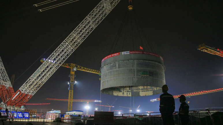“玲龙一号”全球首堆钢制安全壳下部筒体吊装成功